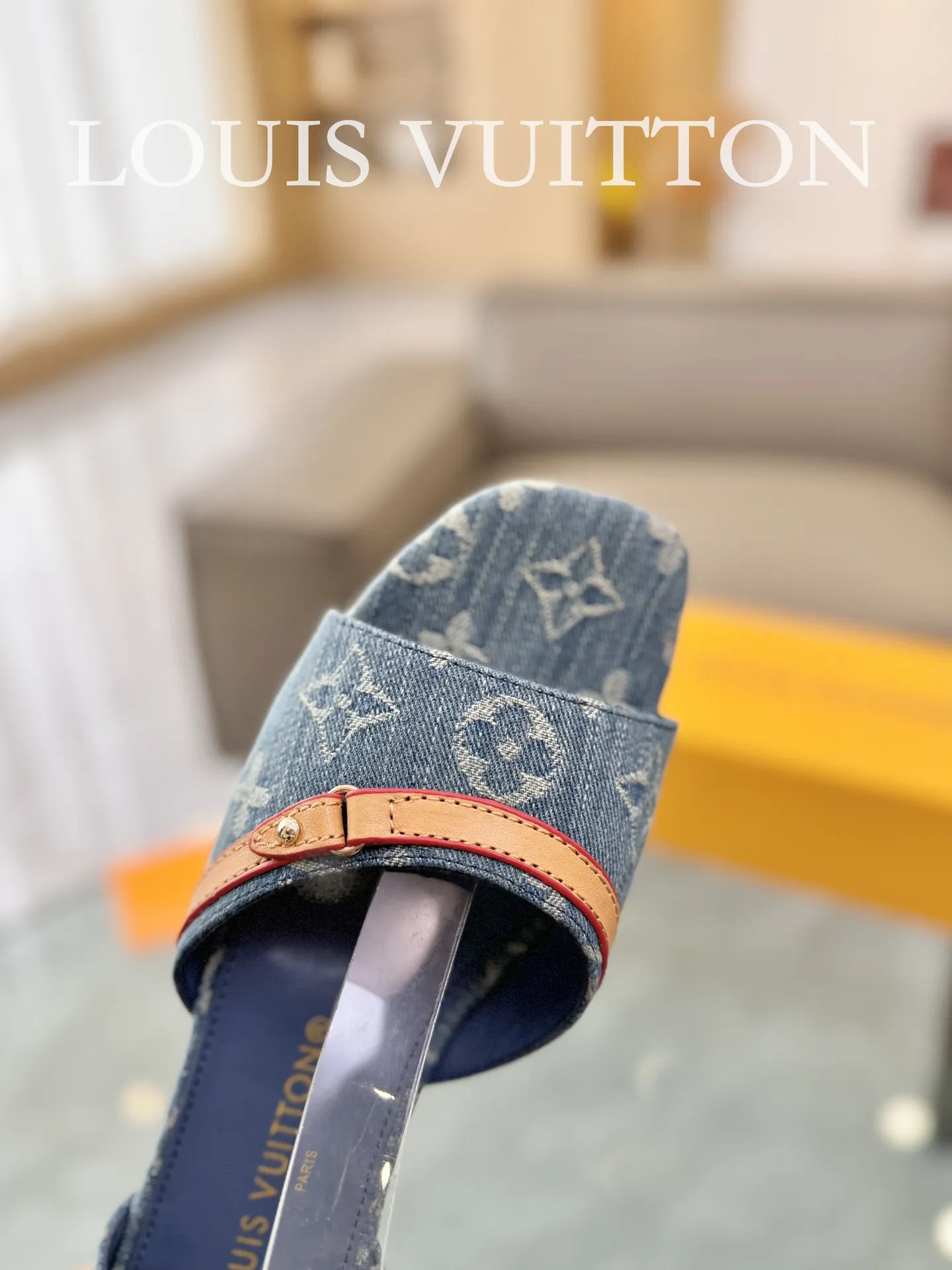 👟👟Ex-factory price 620👟👟 👟👟The top version of LV Lujia 24/denim jeans are so beautiful. I rarely make Lv family items, but I really can’t refuse this pair of kittens! I purchased the original version and developed it with care. The heels are custom molded. The brown leather with presbyopic denim is so brilliant! The perfect kitten heel, which is just right, is high-end, classic, sexy and comfortable. It is a must-have item that can give you full marks as a summer shoe! Sandals 5cm and 9cm/hollow sandals/ballet shoes 🔜3 items ✅Upper: Denim denim ✅Inner: original customized cowhide ✅Outsole: Italian genuine leather outsole ✅Number of yards: 35-41 (40.41 customization is not returnable) ✅Packaging: full set of exquisite packaging